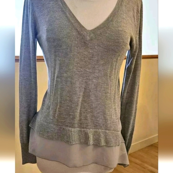 V-NECK Sweater Women's Size M Gray Ruffle Hem Knit Pullover Long Sleeve - Picture 1 of 5